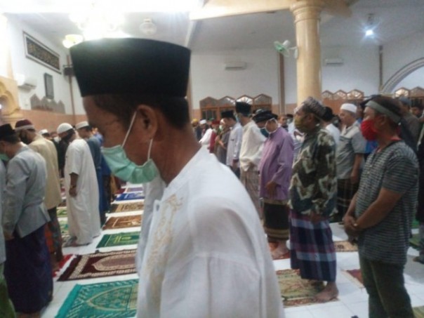 Salat tarawih berjamaah di masjid yang memberlakukan sosial distancing dan penggunaan masker (ilustrasi). Foto: int   