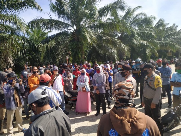 Gaji dan THR Tidak Jelas, Ratusan Karyawan PT MAS Bengkalis Blokir Jalan dan Mogok Kerja (foto/int)