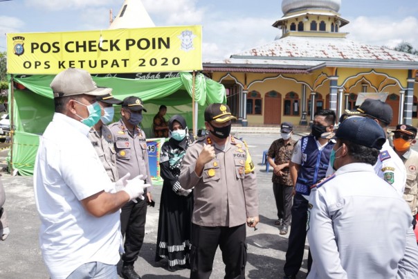 Siak Terapkan PSBB, Bupati Siak Tinjau Pos Check Point di Sabak Auh (foto/ist)