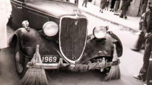 Mobil mewah zaman dulu yang dilengkapi sapu pada bagian depannya untuk menyapu jalanan. Foto: int 