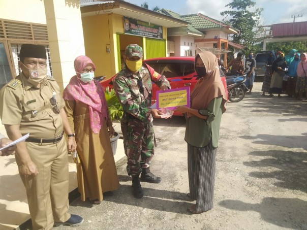 Babinsa Kawal Penyaluran BLT di Desa Kuala Semundam