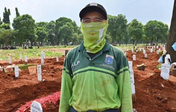 Hakim, salah seorang penggali kubur korban Corona Pondok Rangon
