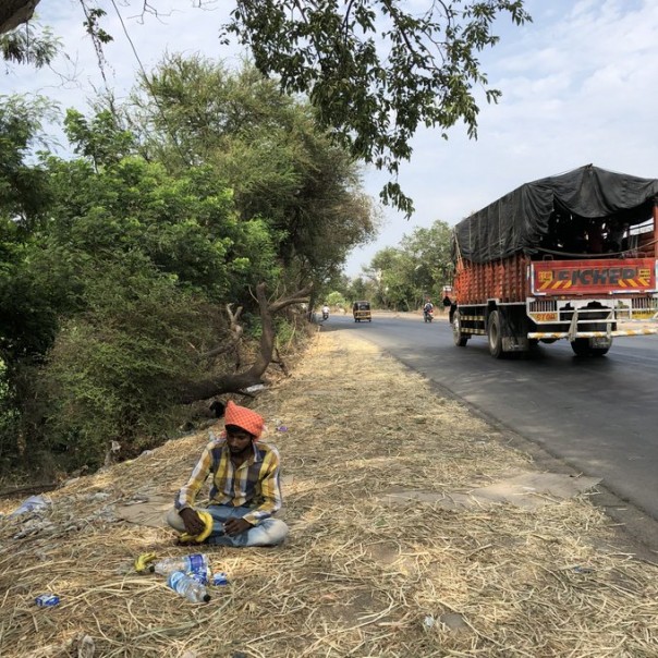 Pekerja Migran yang Hilang Dan Mengidap Gejala Covid-19 Ditemukan Terlantar di Luar Rumah Sakit, Tapi Hal Tragis Ini yang Diberikan Para Perawat..