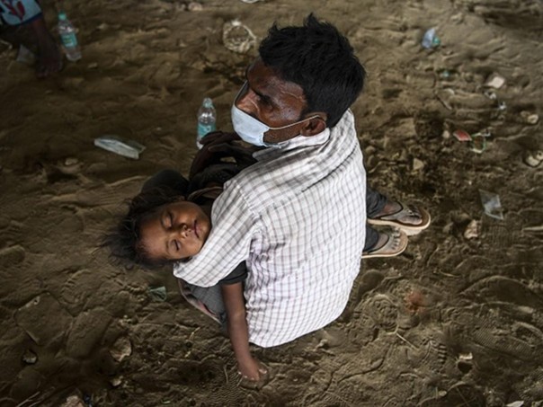 Realitas Sedih Pekerja Migran di india Akibat Penguncian Virus Corona, Anak-anak Tertidur di Koper Serta Bertahan Hidup Mencari Air Bersih