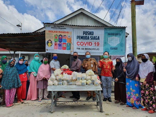 Eka Hospital Pekanbaru bersama Ketua DPRD Pekanbaru, Hamdani menyerahkan bantuan berupa 400 paket sembako kepada warga yang terdampak Covid-19 (Foto: Istimewa)