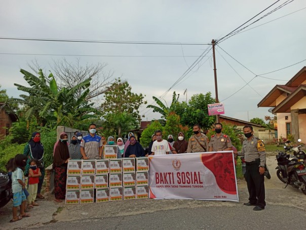 Anggota Polri yang merupakan alumni Akpol angkatan 2004 Polda Riau saat menyalurkan paket sembako di Kelurahan Cinta Raja, Kecamatan Sail, Kota Pekanbaru, Sabtu (16/5/2020) kemarin.