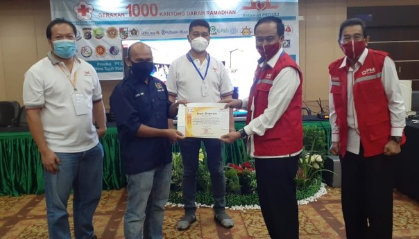 Sekretaris PWI Riau menerima piagam penghargaan