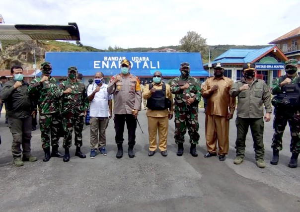 Satgas Pamrahwan Lakukan Pengamanan Kunjungan Pangdam dan Kapolda Papua di Bandara Enarotali