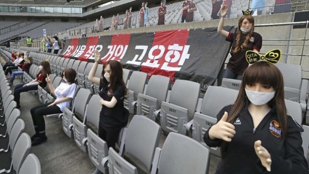 Heboh pertandingan sepakbola di Korea Selatan memakai boneka seks sebagai pengganti suporter di stadion (foto/int)
