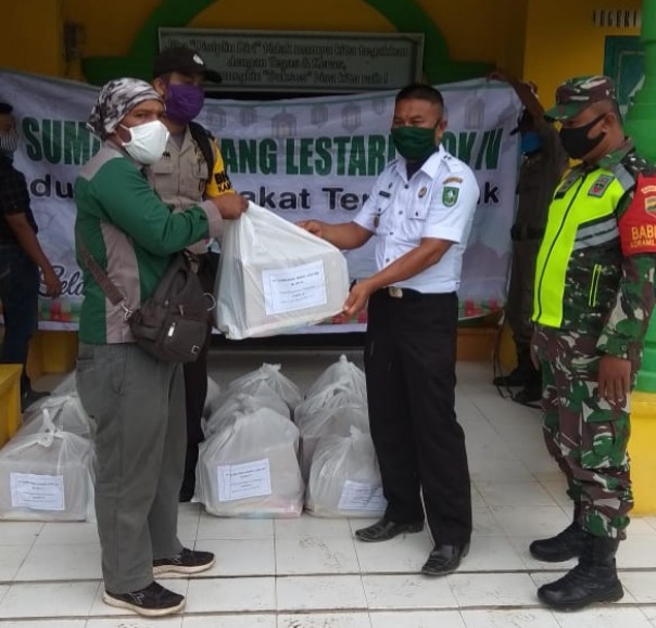 PT Sumatra Riang Lestari Salurkan 300 Paket Sembako ke Warga Rupat Bengkalis (foto/ist)