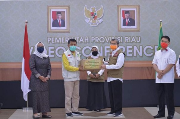 Gubernur Riau menyerahkan bantuan Corona (foto: Facebook Syamsuar) 