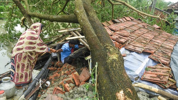 Puluhan Orang Terbunuh dan Ribuan Rumah Hancur Ketika Topan Terdahsyat Dalam 20 Tahun Menghantam di India dan Bangladesh 