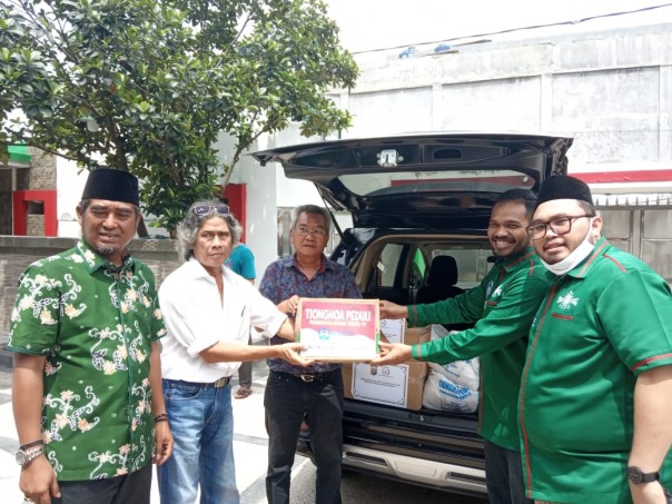 Pengurus PWNU Riau mendistribusikan bantuan untuk warga