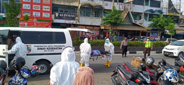 Tim medis saat membawa pria yang pingsan di pasar Cuk Puan