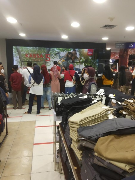Pengunjung Pusat perbelanjaan Matahari Departemen Store Pekanbaru mengantri didepan kasir tanpa menerapkan protokol kesehatan  