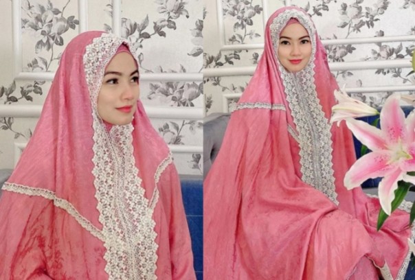 Titi Kamal Makin Cantik Pakai Mukena Pink, Netizen: Imut Banget Kayak Boneka (foto/int)