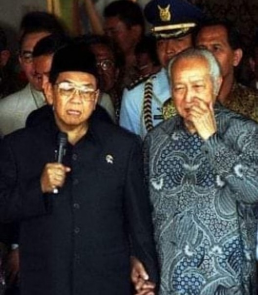 Momen Tak Terlupakan, Gus Dur Menggenggam Erat Tangan Presiden Soeharto, Netizen: Berkharisma dan Berwibawa (foto/int)