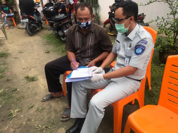 Penanggung Jawab Kantor Pelayanan Jasa Raharja Rengat, Juni Panto Susilo saat memproses penyerahan santunan kepada korban kecelakaan di Inhu (Foto: Istimewa)