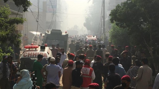 Pesawat Penumpang Pakistan Jatuh di Daerah Perumahan Karachi, Belasan Orang Tewas Mengenaskan