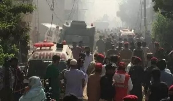 Warga berkerumun di lokasi jatuhnya pesawat di Pakistan. Foto: int