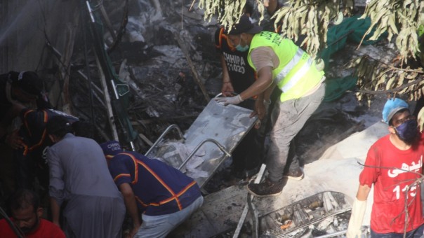 Tragis, Seluruh Penumpang Pakistan Airlines Ini Tewas Setelah Pesawat Menghantam Perumahan di Karachi
