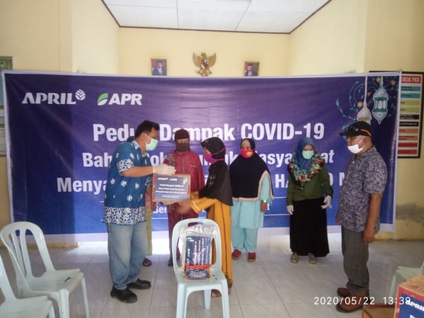 Tim RAPP wilayah Kepulauan Meranti, Susilo Sudarman menyerahkan bantuan kepada warga 