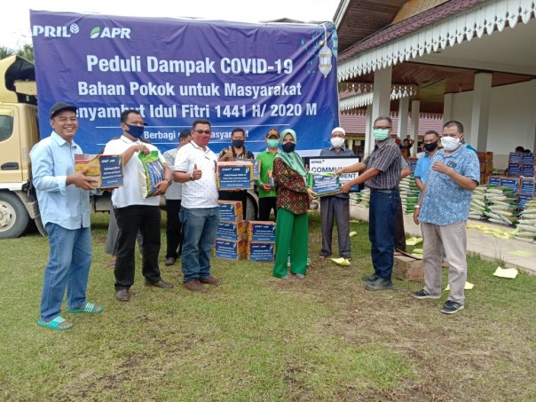 PT Riau Andalan Pulp and Paper (RAPP) dan Asia Pacific Rayon (APR) kembali menyalurkan bantuan paket sembako sebanyak 2.516 kepada masyarakat Kabupaten Kuantan Singingi (foto/Zar)