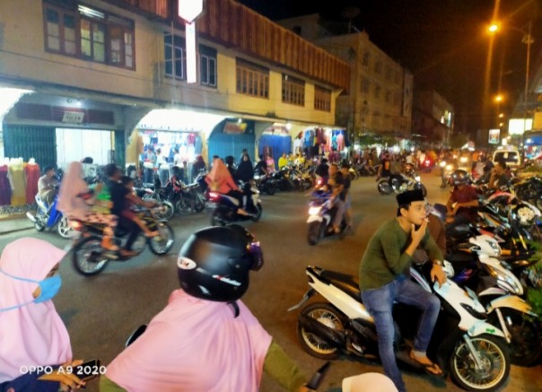 Ratusan Masyarakat Bengkalis Penuhi Jalan Sudirman, Ini yang Mereka Cari (foto/int)