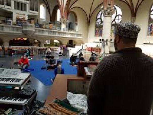 Gereja di Berlin Menyediakan Tempat Sholat Bagi Umat Muslim Sholat Ditengah Pemberlakuan Jarak Sosial