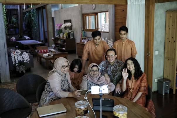 Gubernur DKI Jakarta, Anies Baswedan saat kumpul bersama keluarga