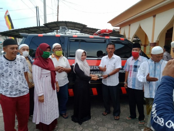 Anggota DPRD Juniwarti Sumbang Satu Unit Ambulans Untuk Warga Kelurahan Sungai Jering (foto/Zar)