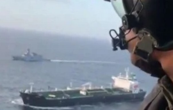 Militer Venezuela mengawal kedatangan kapal tanker milik Iran. Foto: int