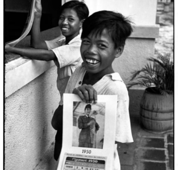  Foto  Jadul Anak  Penjual Kalender Presiden Soekarno 