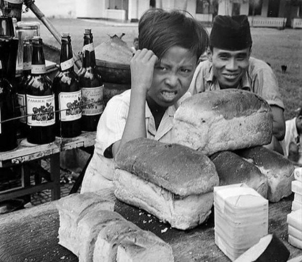 Foto Jadul Penjual Roti Tawar Era Pasca Kemerdekaan, Netizen: Liatnya Kerasa Kenyang (foto/int)