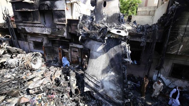 Terungkap. Pesawat Pakistan yang Membunuh 97 Penumpang Ternyata Sempat Melakukan Hal Ini Sebelum Jatuh di Perumahan Karachi