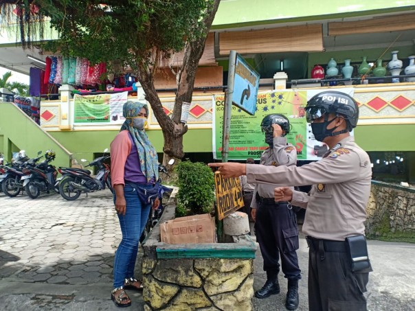 Terlihat beberapa petugas kepolisian menggunakan smart helm di sebuah pasar di Pekanbaru