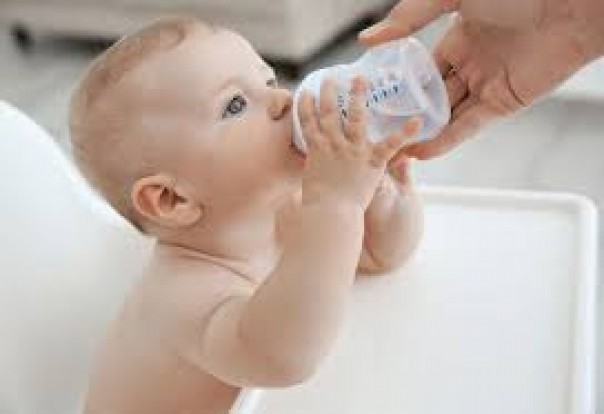 Ternyata Inilah Alasan Kenapa Anda Tidak Boleh Memberi Air Putih Kepada Bayi di Bawah Umur Enam Bulan, Bisa Berakibat Fatal Lho...