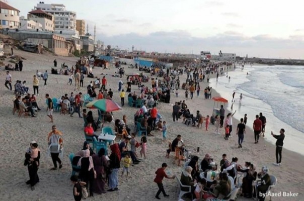 Cabut Status Lockdown Untuk New Normal, Warga Gaza Palestina Langsung Serbu Pantai (foto/int)