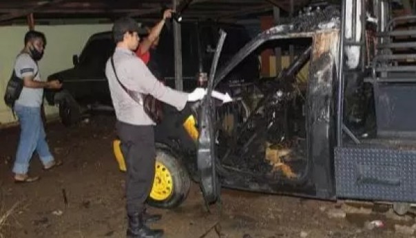 Mobil patroli yang sempat dibakar pelaku saat beraksi di Mapolsek Daha Selatan. Foto: int