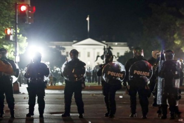 Petugas Polisi di AS berjaga-jaga di Gedung Putih, saat aksi protes berlangsug di tempat itu Jumat akhir pekan kemarin. Foto: int 