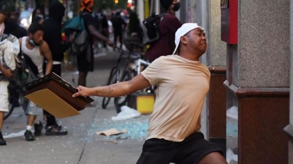 Aksi Pria Bertato Peta Indonesia Saat Merusak Properti Ketika Demonstrasi di Philadelphia Jadi Viral, Ini Alasannya...
