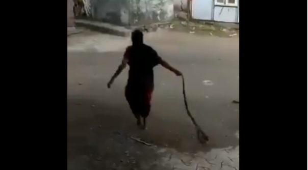 Aksi seorang nenek yang membawa seekor ular Kobra dengan ukuran cukup besar, saat ini viral di media sosial. Foto: int 