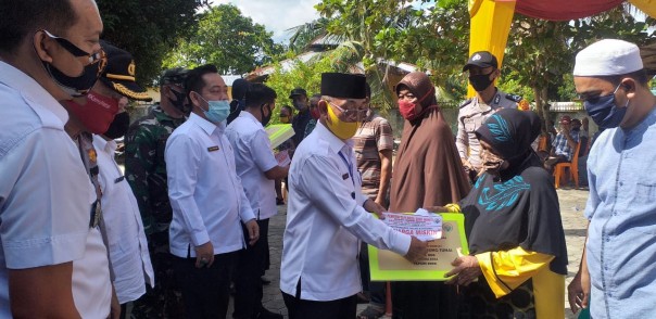 Bupati Pelalawan Secara Simbolis Serahkan BLT Dana Desa di Kecamatan Pangkalan Kuras (foto/Ardi)