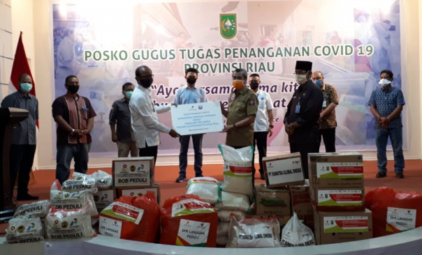 Gugus Tugas Provinsi: Penyerahan paket sembako melalui Gugus Tugas Penanganan COVID-19 Provinsi Riau di Balai Serindit pada 21 April 2020.