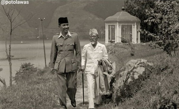 Momen Langka Presiden Soekarno dan Haji Agus Salim Berjalan Bersama di Pengasingan Dekat Danau Toba (foto/int)