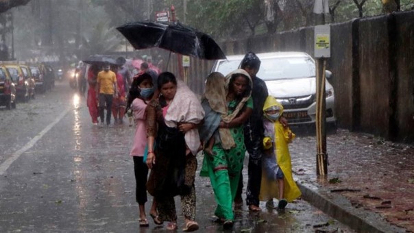 Dua Orang Tewas Saat Topan Nisarga Menghantam Mumbai