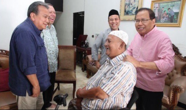 Rizal Ramli bersama KH Atabik Ali yang merupakan salah satu pendukung Jokowi. Ingatkan supaya dana haji jangan digunakan macam-macam. Foto: int 