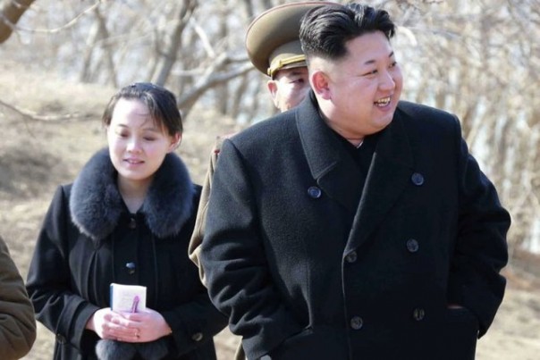 Kim Yo Jong (belakang) yang selalu hadir dalam kegiatan yang dilaksanakan pemimpin besar Korut,  Kim Jong Un. Foto: int 