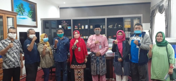 Pengurus PWI Peduli usai silaturahim dengan Kepala Dinas Perikanan dan Kelautan Provinsi Riau Herman Muhammad di ruang kerjanya, Jumat (05/06/2020).