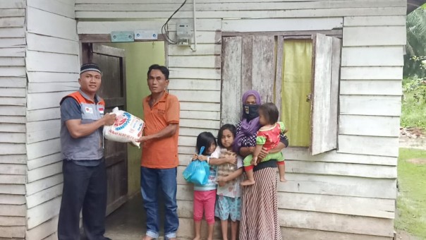 Rumah Zakat Salurkan Paket Sembako ke Keluarga Rika Maria yang Kurang Mampu dan Sempat Viral di Medsos (foto/ist)